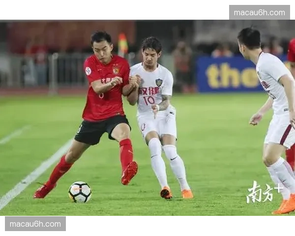 门兴前锋莫希亚先拔头筹,但球队两度领先均被追平 门兴前锋莫希亚先拔头筹,但球队两度领先均被追平